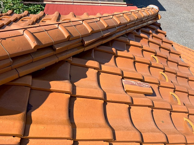 瓦がズレている